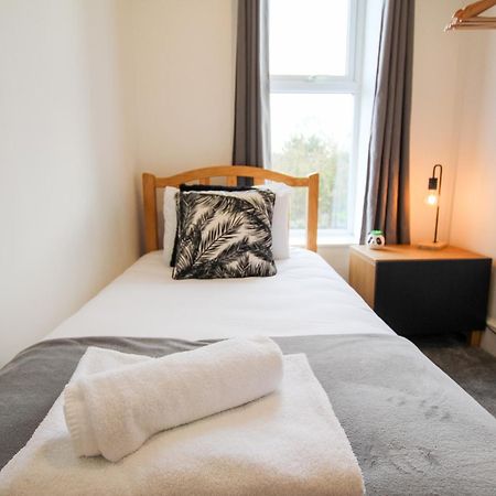 Fairways View - Spacious Apartment - Sleeps 6 - Lovely Views - By Rework Accommodation Hoylake Exterior photo