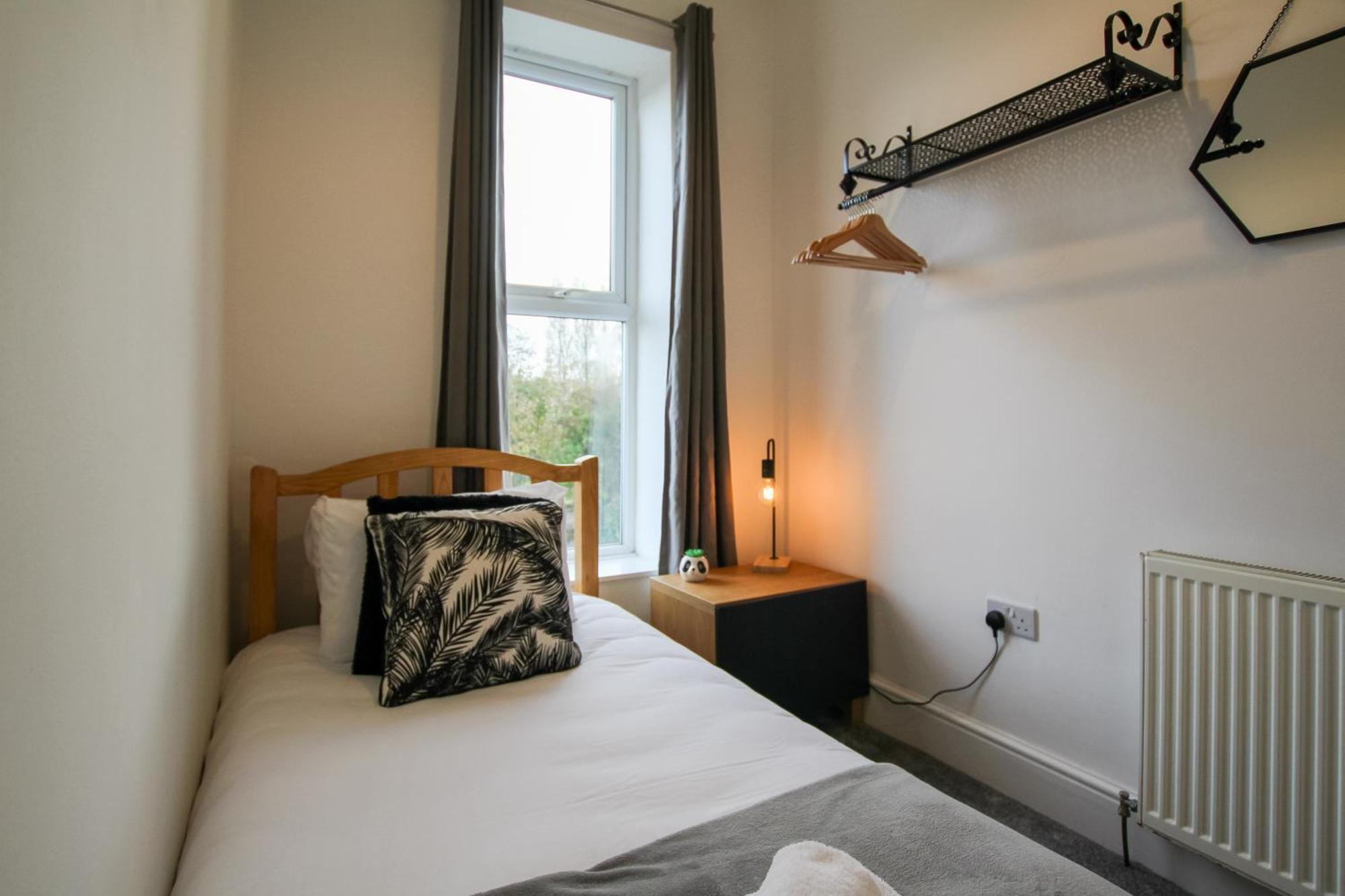 Fairways View - Spacious Apartment - Sleeps 6 - Lovely Views - By Rework Accommodation Hoylake Exterior photo
