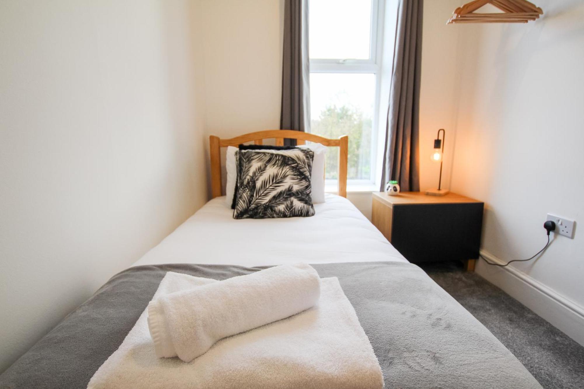 Fairways View - Spacious Apartment - Sleeps 6 - Lovely Views - By Rework Accommodation Hoylake Exterior photo