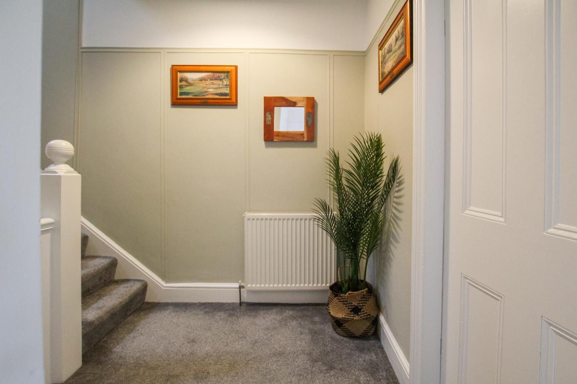 Fairways View - Spacious Apartment - Sleeps 6 - Lovely Views - By Rework Accommodation Hoylake Exterior photo