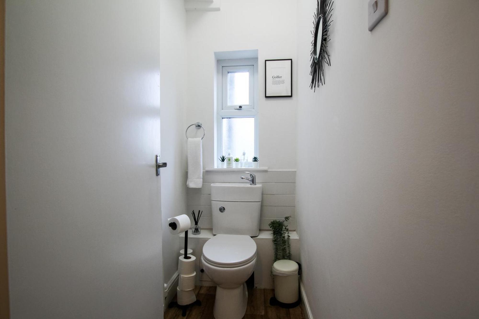 Fairways View - Spacious Apartment - Sleeps 6 - Lovely Views - By Rework Accommodation Hoylake Exterior photo