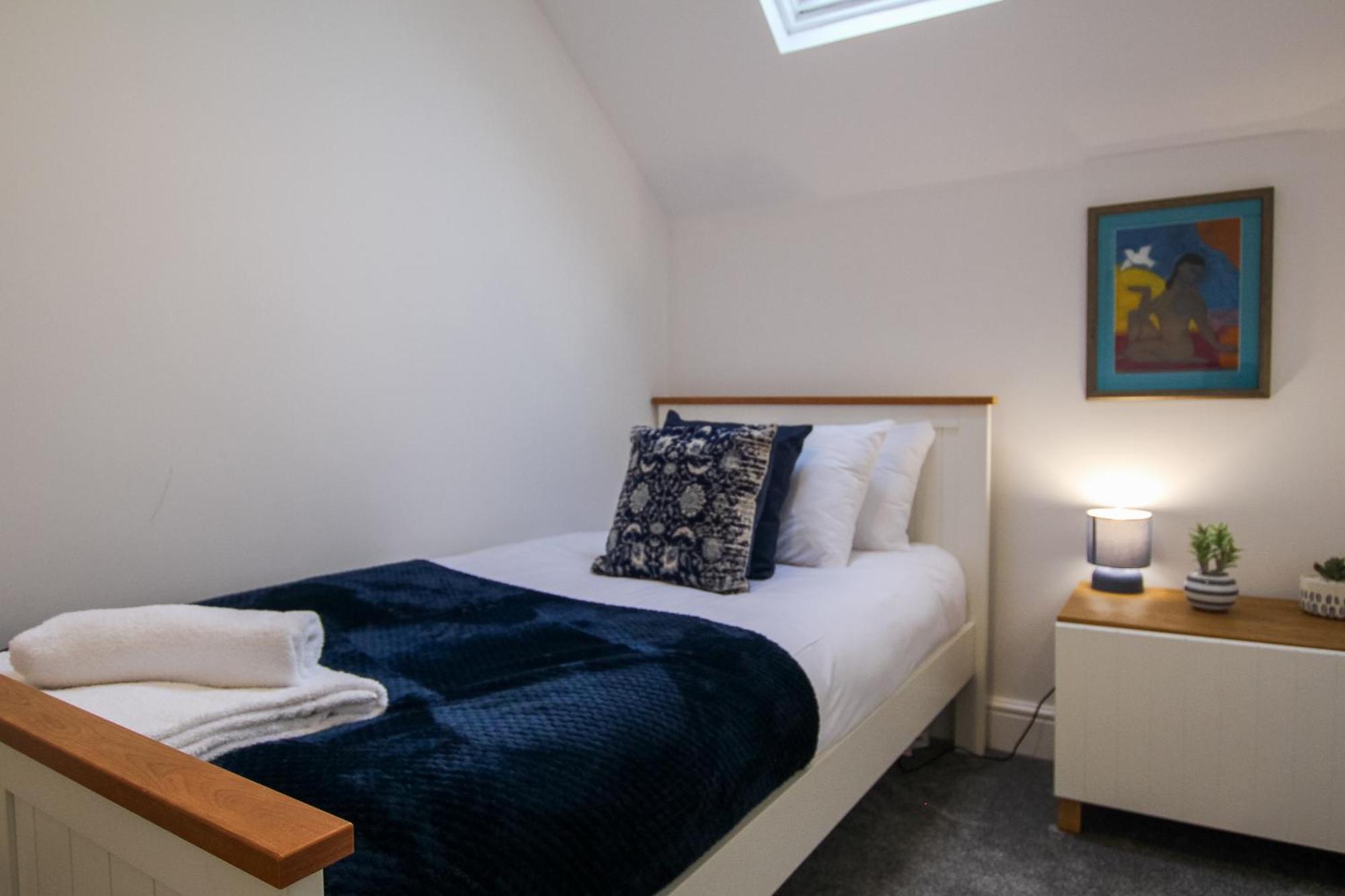 Fairways View - Spacious Apartment - Sleeps 6 - Lovely Views - By Rework Accommodation Hoylake Exterior photo