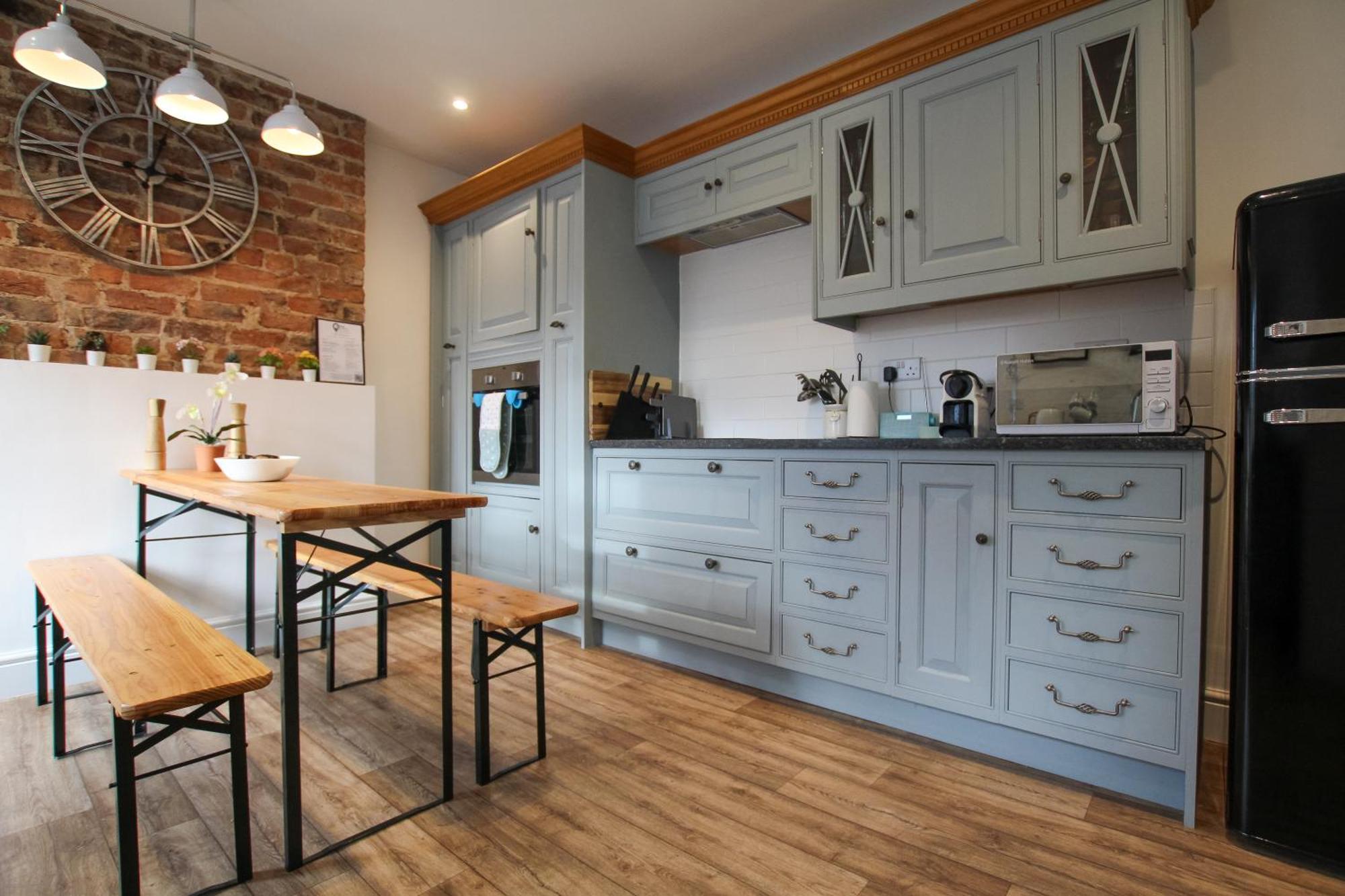 Fairways View - Spacious Apartment - Sleeps 6 - Lovely Views - By Rework Accommodation Hoylake Exterior photo