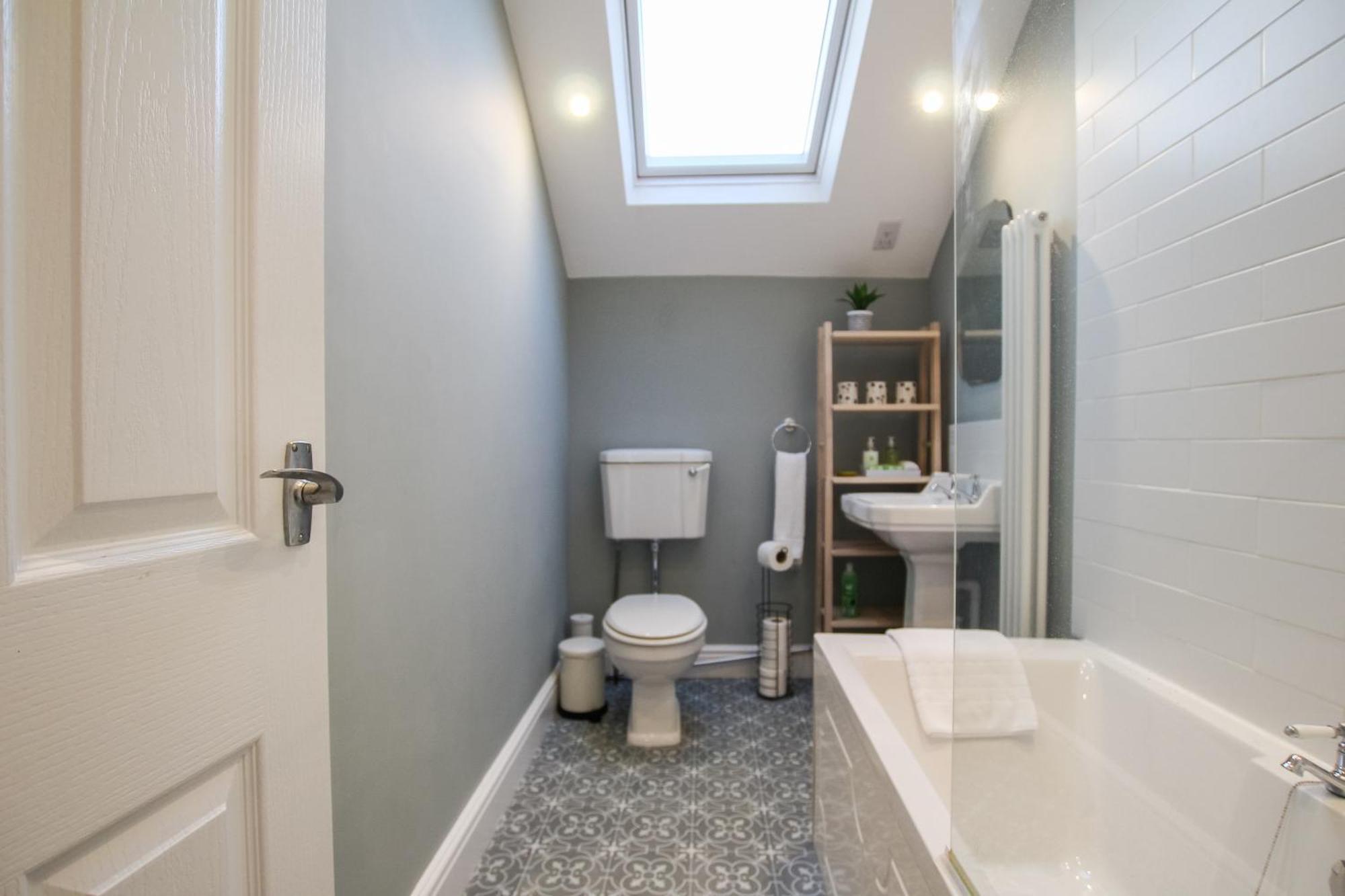Fairways View - Spacious Apartment - Sleeps 6 - Lovely Views - By Rework Accommodation Hoylake Exterior photo