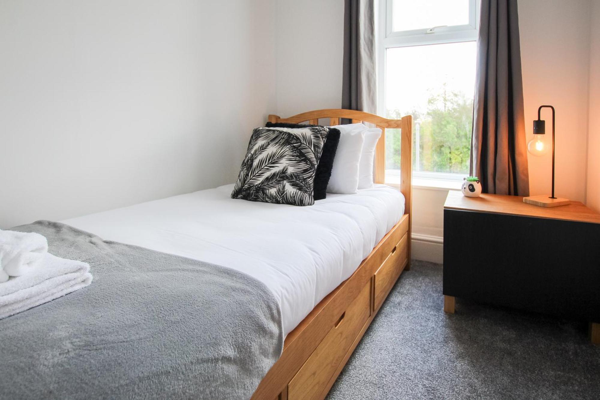 Fairways View - Spacious Apartment - Sleeps 6 - Lovely Views - By Rework Accommodation Hoylake Exterior photo