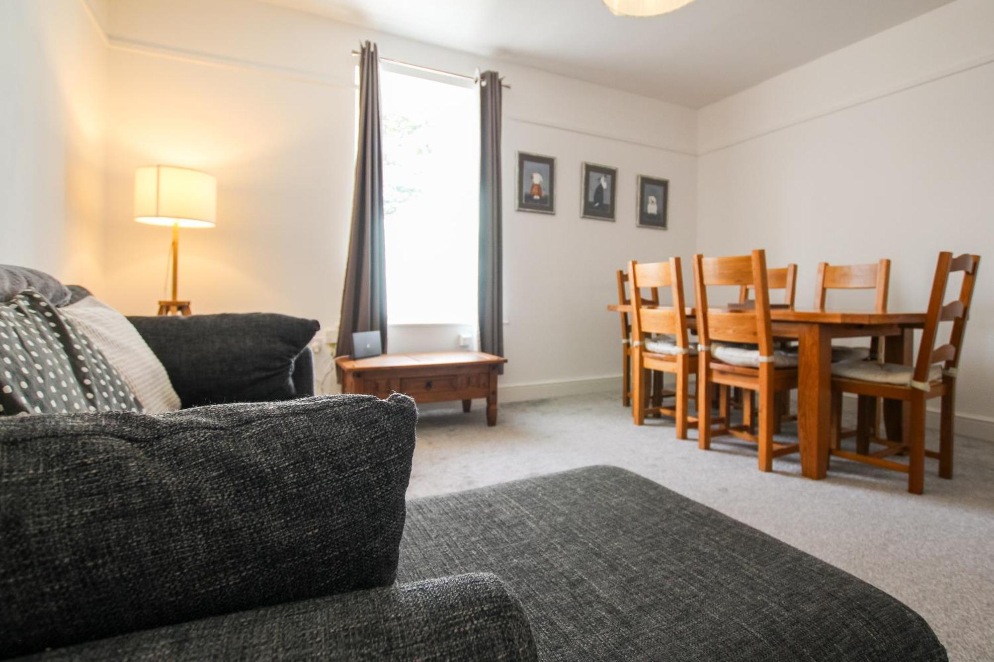 Fairways View - Spacious Apartment - Sleeps 6 - Lovely Views - By Rework Accommodation Hoylake Exterior photo